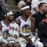 Stephen Curry (à droite) en civil sur le banc: son absence a bien trop pesé pour Golden State. KEYSTONE/AP/Carlos Avila Gonzalez